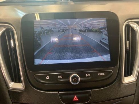 Used 2017 Chevrolet Malibu LT FWD image 18