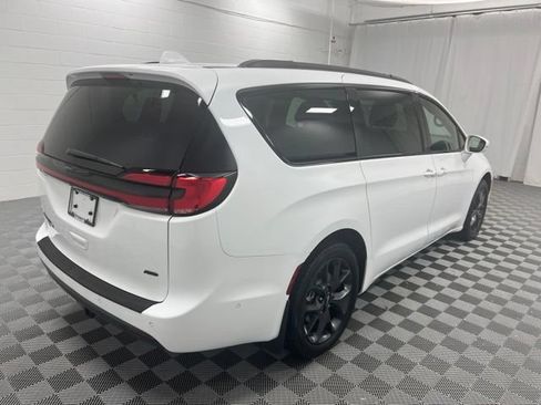 Used 2022 Chrysler Pacifica Touring-L w/ Uconnect Theater Family Group AWD/4WD image 5