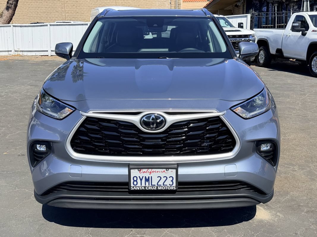 Used 2021 Toyota Highlander XLE AWD/4WD image 2