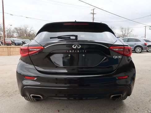 Used 2017 INFINITI QX30 image 10