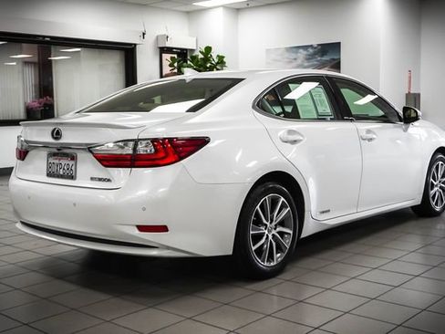 Used 2018 Lexus ES 300h w/ Navigation Package image 5