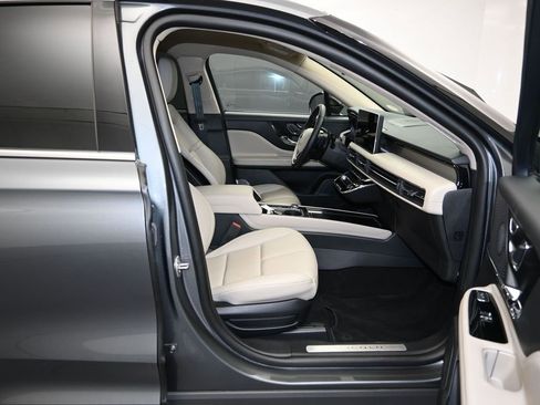 Used 2025 Lincoln Corsair FWD image 25