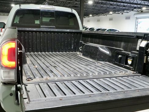 Used 2022 Toyota Tacoma TRD Off-Road w/ TRD Premium Off Road Package image 10