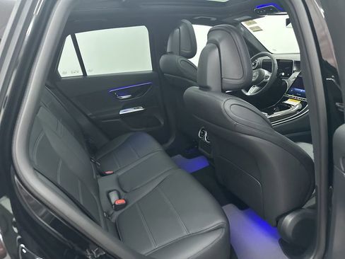 Used 2025 Mercedes-Benz GLC 300 4MATIC image 23