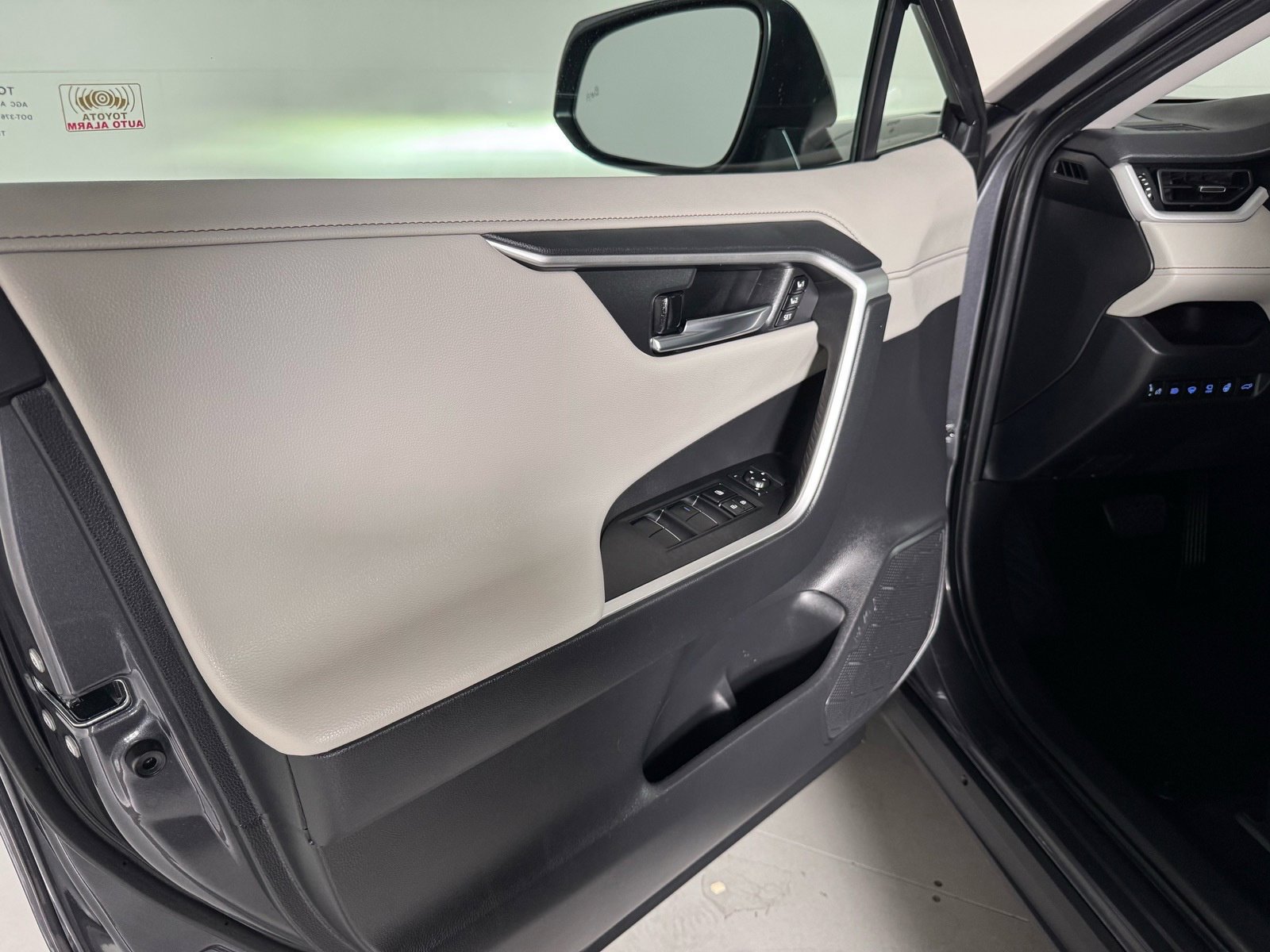 Used 2020 Toyota RAV4 Limited FWD image 34