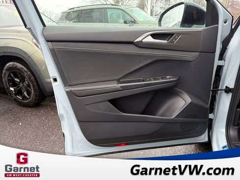 New 2026 Volkswagen Taos SE image 10