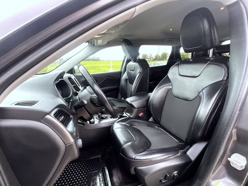 Used 2019 Jeep Cherokee Latitude Plus w/ Cold Weather Group AWD/4WD image 10