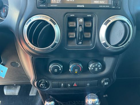 Used 2017 Jeep Wrangler Unlimited Rubicon w/ Connectivity Group image 30