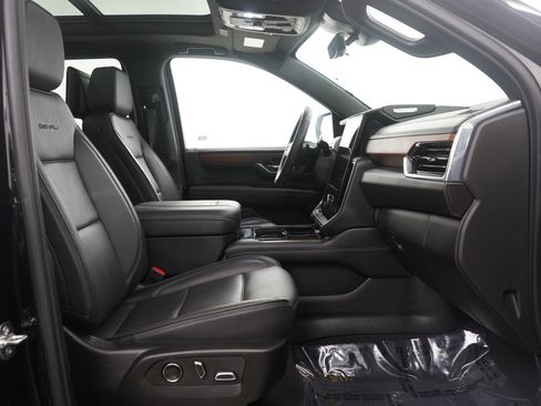 Used 2025 GMC Yukon Denali w/ Denali Reserve Package image 13