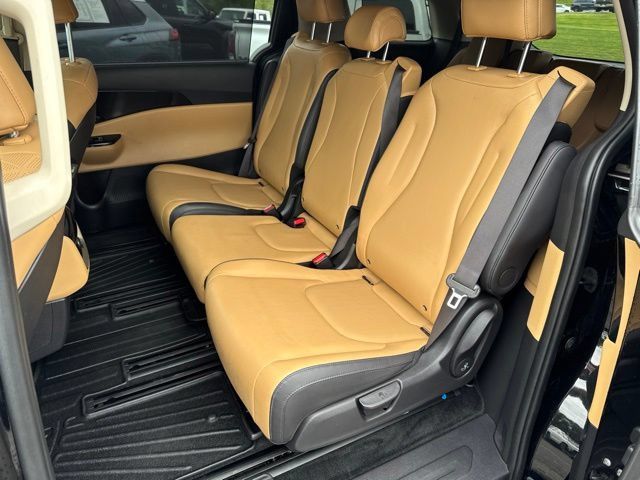 Used 2024 Kia Carnival EX FWD image 6