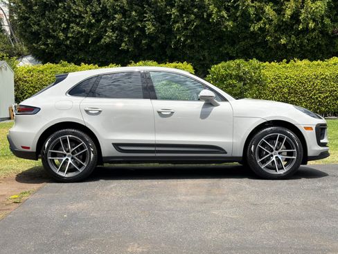 Certified 2025 Porsche Macan AWD/4WD image 9