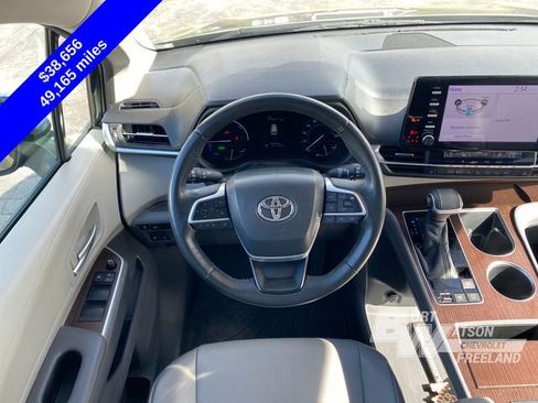 Used 2022 Toyota Sienna XLE image 16
