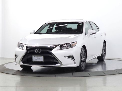 Used 2017 Lexus ES 350 w/ Luxury Package FWD image 3