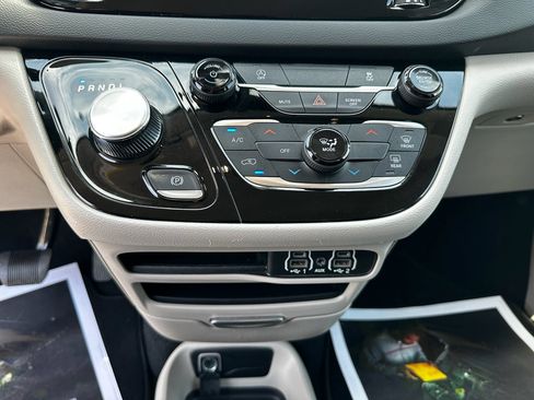 Used 2023 Chrysler Voyager LX FWD image 20