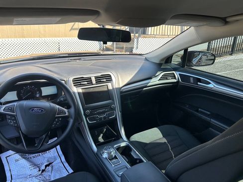 Used 2018 Ford Fusion SE w/ Fusion SE Technology Package FWD image 8