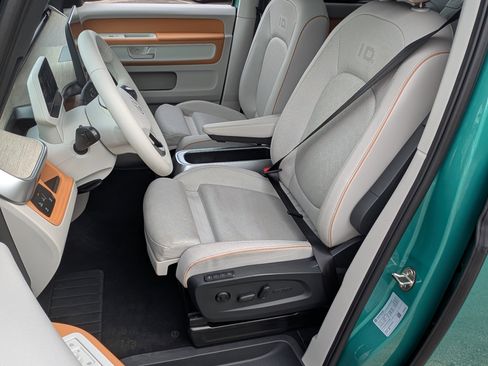 Used 2025 Volkswagen ID. Buzz Pro S Plus RWD image 17