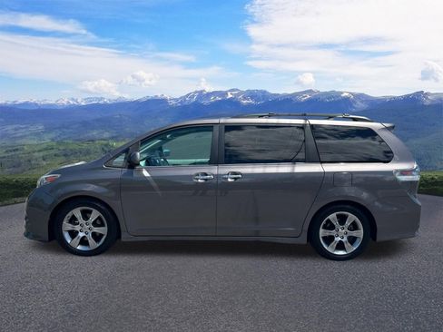 Used 2013 Toyota Sienna SE FWD image 2