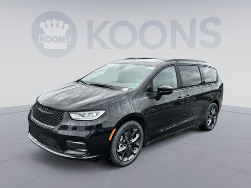 New 2026 Chrysler Pacifica Limited w/ S Appearance Package image 1