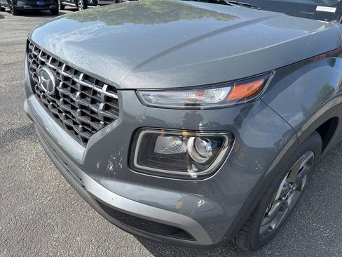 New 2025 Hyundai Venue SEL image 9