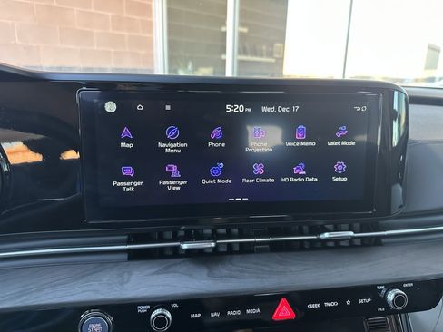 Used 2024 Kia Carnival EX image 22