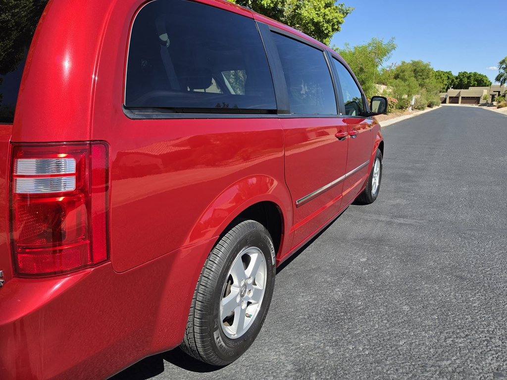 Used 2009 Dodge Grand Caravan SXT w/ Entertainment Group 2 FWD image 4
