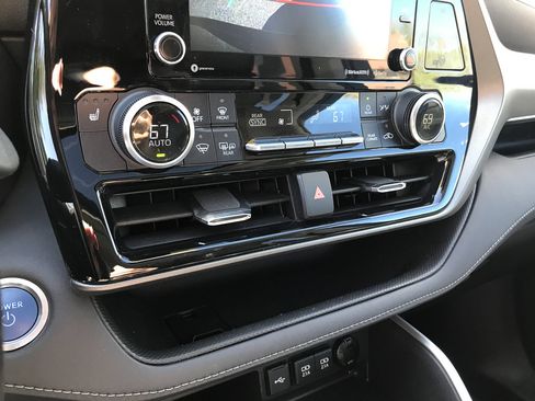 Used 2021 Toyota Highlander XLE image 23