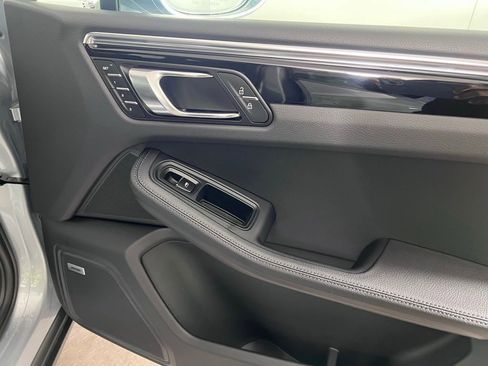 Certified 2025 Porsche Macan AWD/4WD image 19