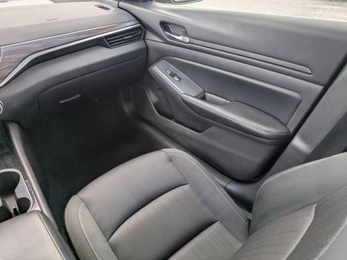 Used 2024 Nissan Altima 2.5 SV FWD image 14