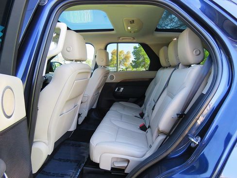 Used 2018 Land Rover Discovery HSE image 21