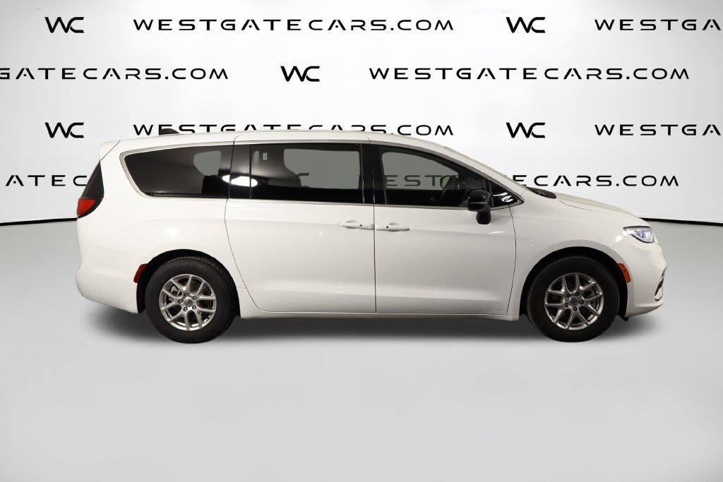 Used 2025 Chrysler Pacifica Select FWD image 47