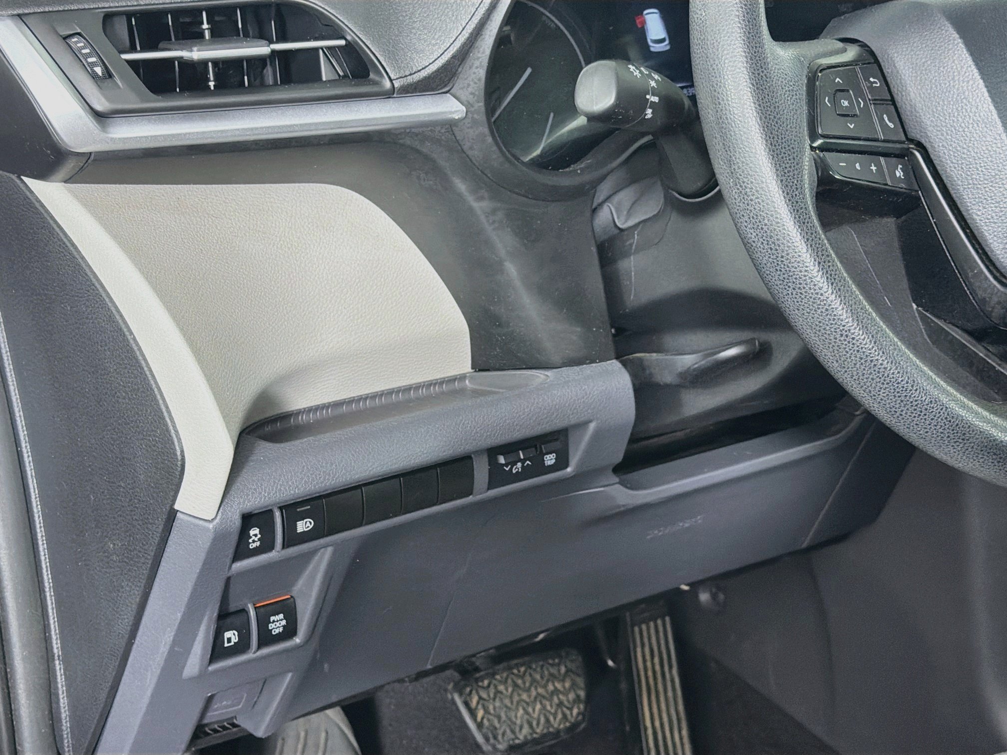 Used 2022 Toyota Sienna LE w/ LE Plus Package FWD image 17