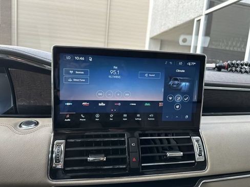 Used 2022 Lincoln Navigator Reserve AWD/4WD image 16