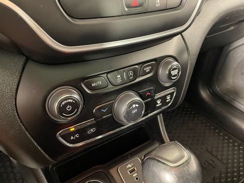 Certified 2022 Jeep Cherokee Latitude w/ Sun & Sound Group AWD/4WD image 8