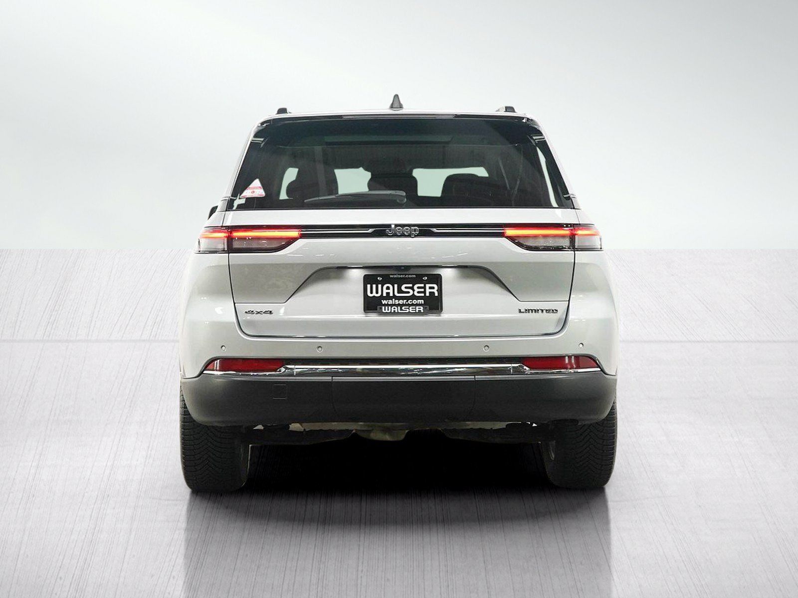 Used 2023 Jeep Grand Cherokee Limited AWD/4WD image 4