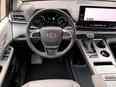 Used 2025 Toyota Sienna XLE image 5