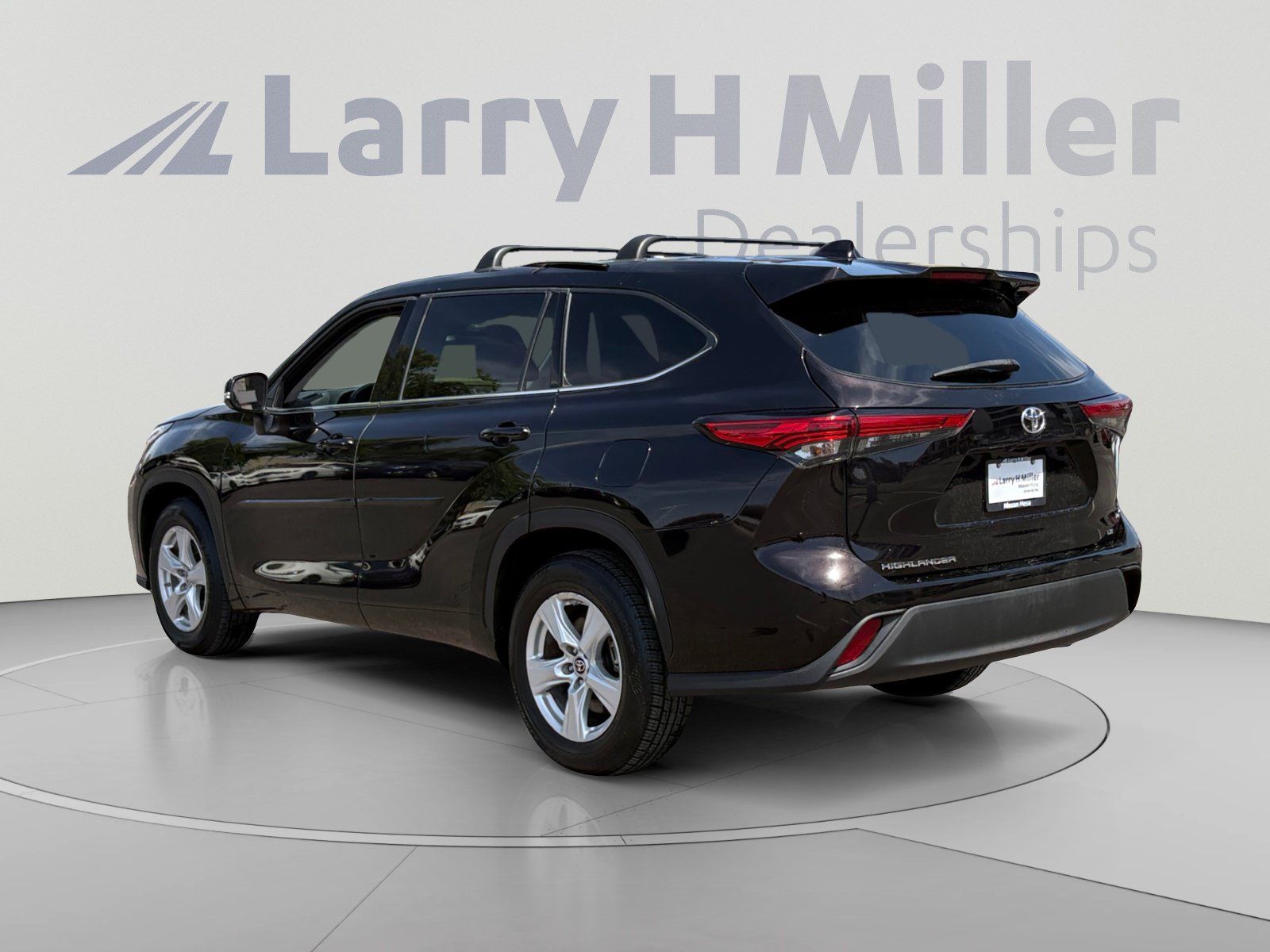 Used 2021 Toyota Highlander LE FWD image 3