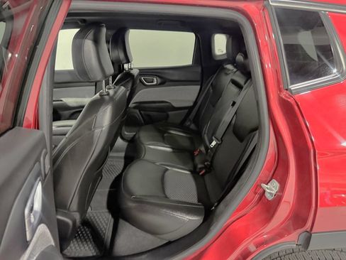Used 2025 Jeep Compass Latitude w/ Sun & Sound Group AWD/4WD image 20