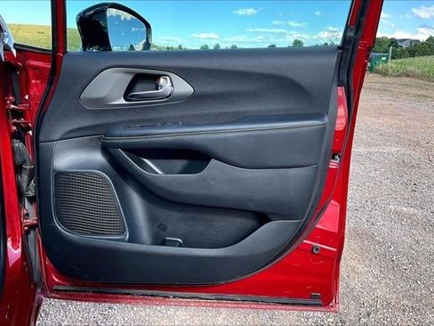Used 2025 Chrysler Pacifica Select FWD image 28