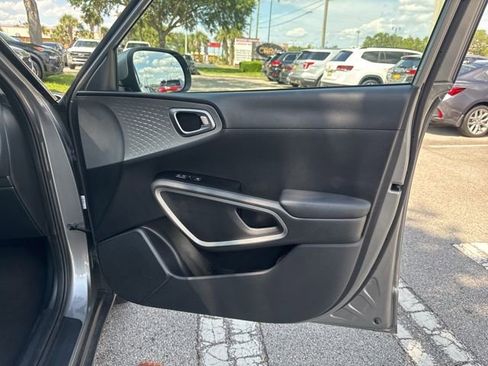 Used 2025 Kia Soul LX w/ LX Technology Package FWD image 13