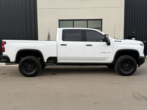 Used 2025 Chevrolet Silverado 2500 ZR2 w/ Technology Package image 3