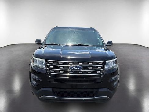 Used 2017 Ford Explorer XLT w/ Equipment Group 202A AWD/4WD image 2