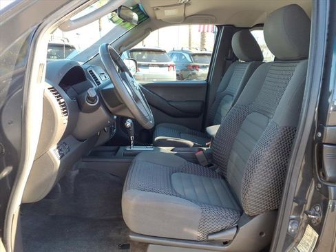 Used 2011 Nissan Frontier SV image 19