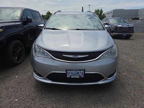 Used 2017 Chrysler Pacifica Limited FWD image 5