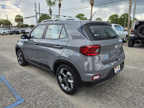 Used 2023 Hyundai Venue SEL FWD image 3