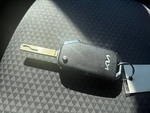 Used 2025 Kia Soul LX w/ LX Technology Package FWD image 32