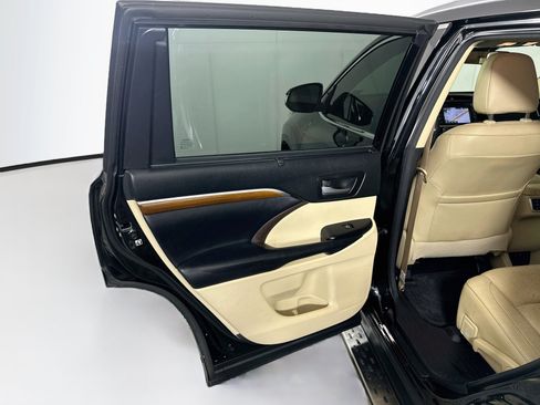 Used 2018 Toyota Highlander Limited Platinum FWD image 27