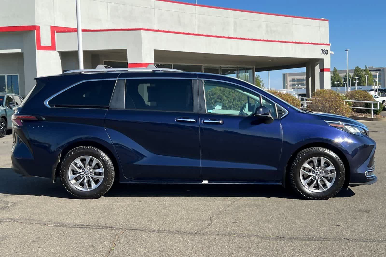 Used 2023 Toyota Sienna XLE AWD/4WD image 6