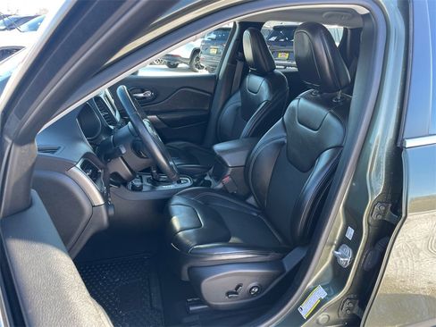 Used 2019 Jeep Cherokee Latitude Plus w/ Cold Weather Group image 3