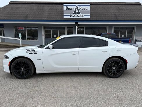 Used 2019 Dodge Charger SXT image 2