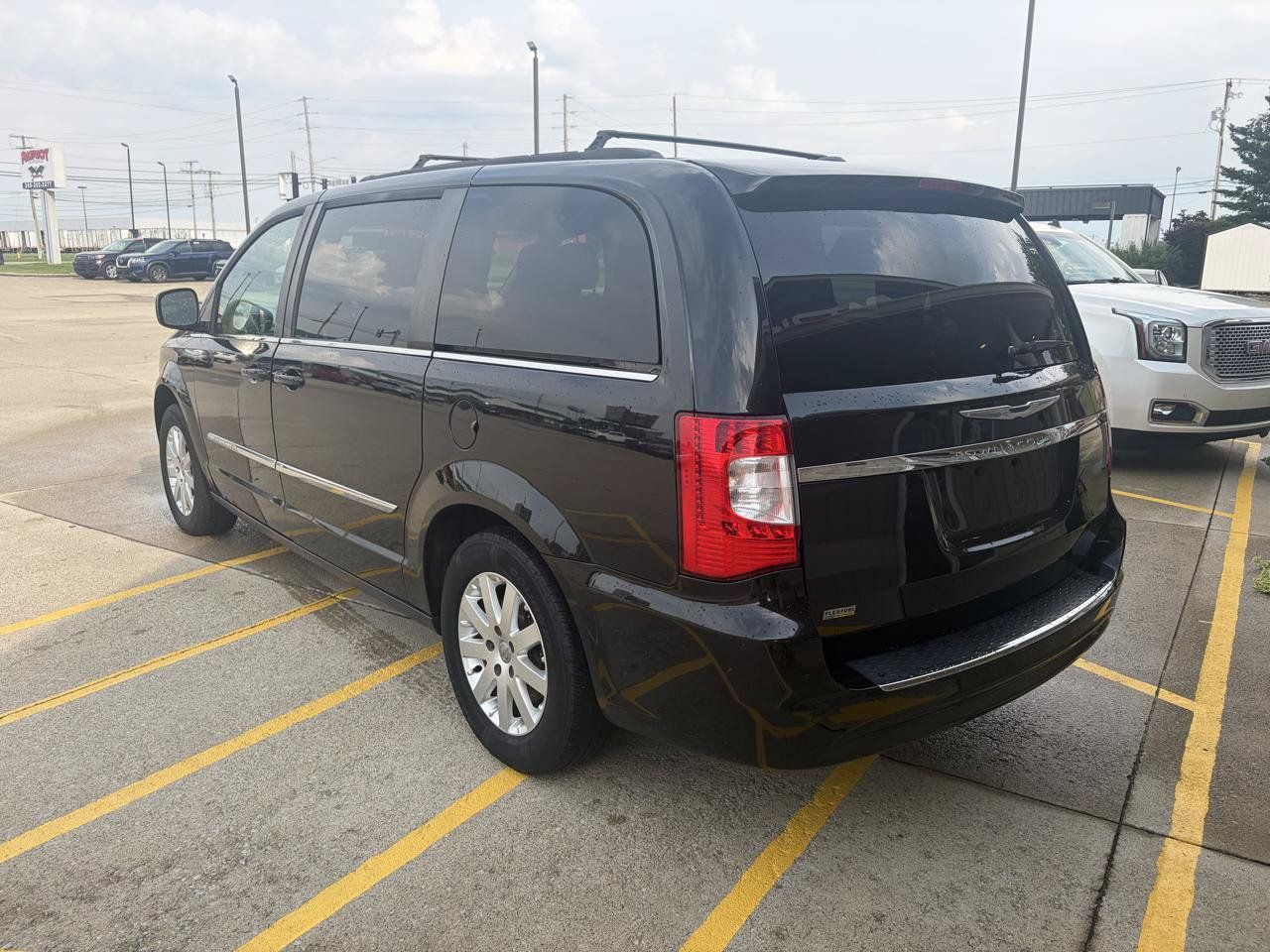 Used 2016 Chrysler Town & Country Touring FWD image 5